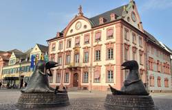 Quelle: Stadt Offenburg Die Werres-Vögel vor dem Historischen Rathaus